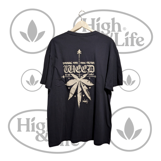Osta “Weed Is No Joke” T-paita (tummansininen) High & Life Storesta